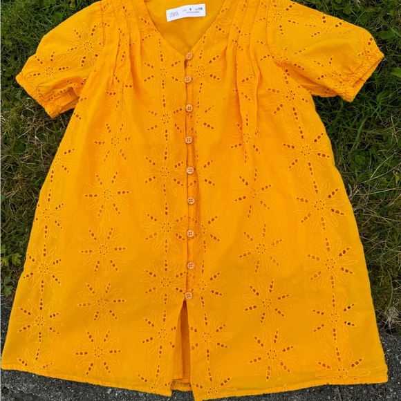 Pretty Embroidered Eyelet Dress with Havaianas Sandals - Picture 5 of 10